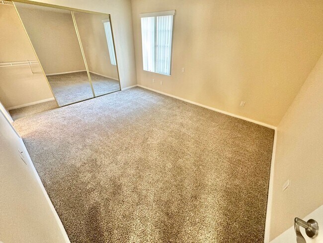 Building Photo - CUTE 2ND FLOOR UNIT, 2 BEDROOM/2 BATH CONDO!