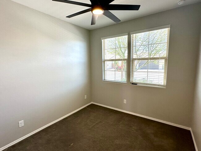 Building Photo - Massive RV Garage plus fantastic floorplan in Casa Vista