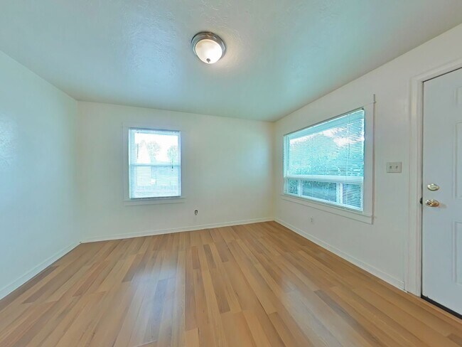 Building Photo - Apartment ~ Close to Campus ~ Cat Friendly