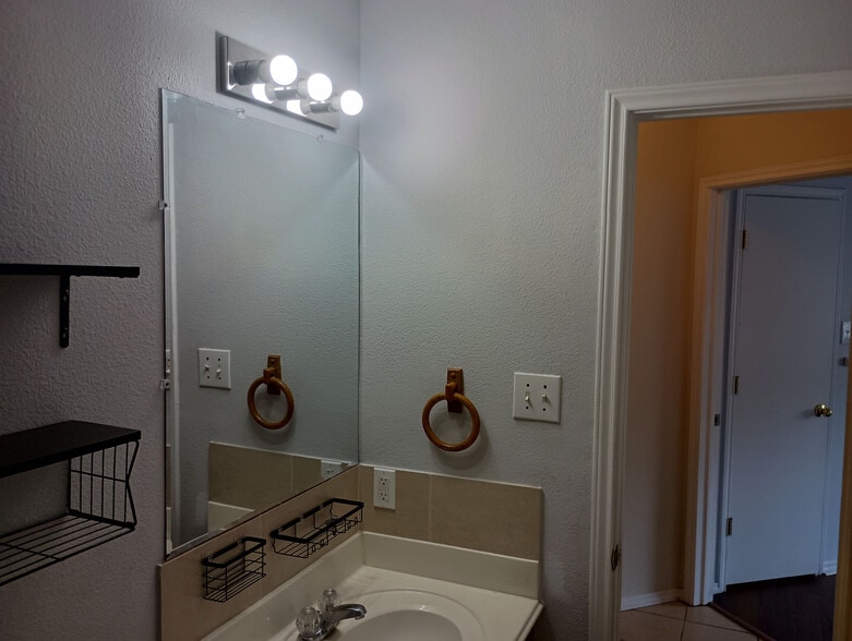 Building Photo - Room in Single Family Home on Ceremony Cove