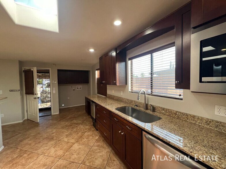 Building Photo - 1002 S Seco Pl