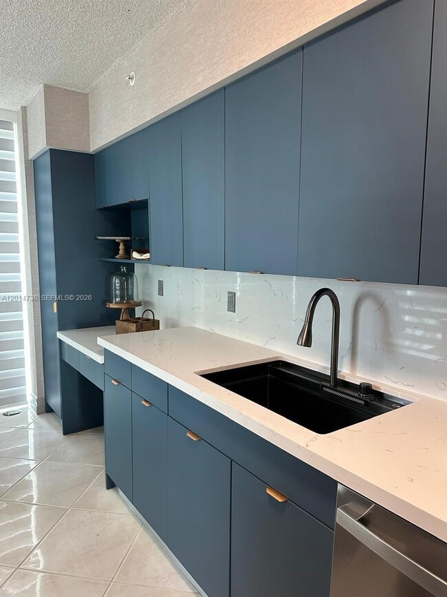 Building Photo - 16400 Collins Ave