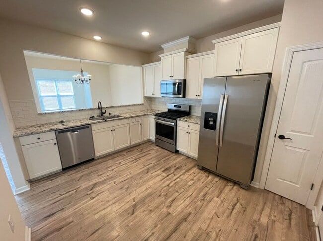 Building Photo - Like new 3 Bedroom townhouse with 2 car garage