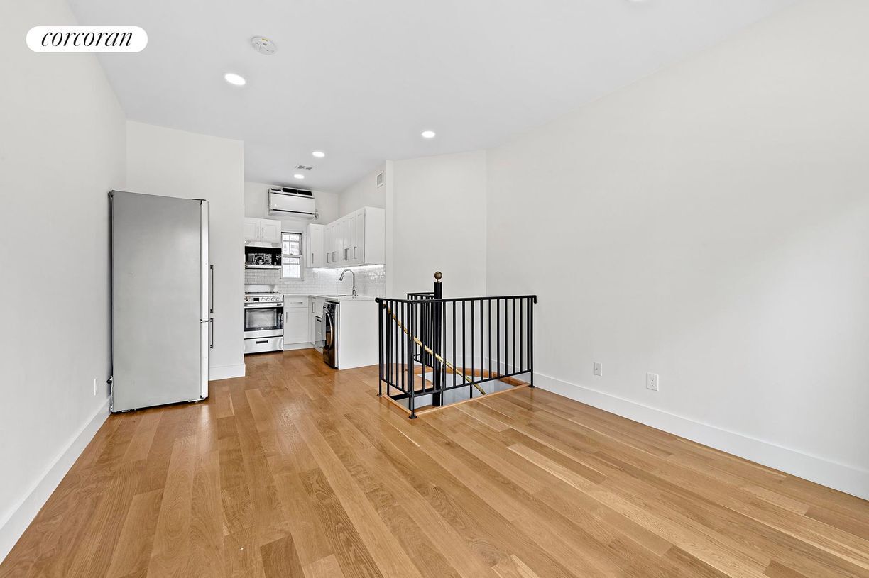 Building Photo - 421 E 81st St