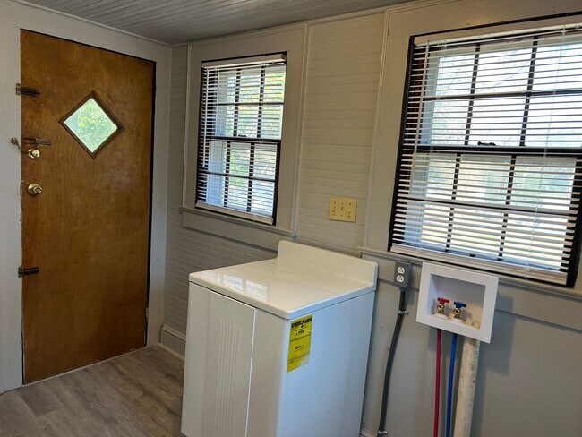 Building Photo - Comfortable 3 Bedroom Home in West Charlotte