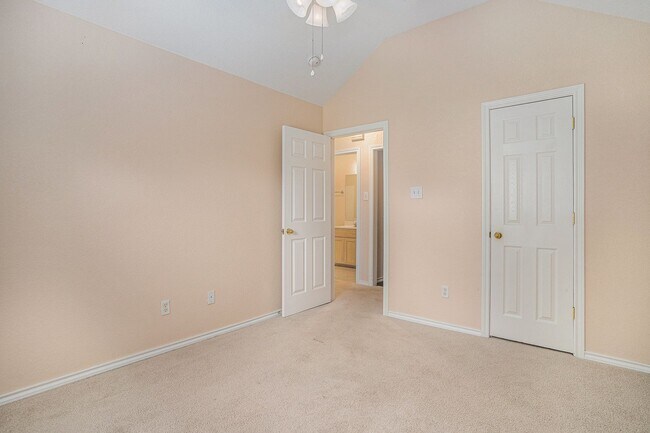 Building Photo - Welcome to this inviting 3-bedroom, 2-bathroom home in the heart of Cleburne, perfectly suited fo...