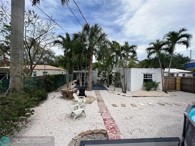 Building Photo - 819 SW 9th Terrace