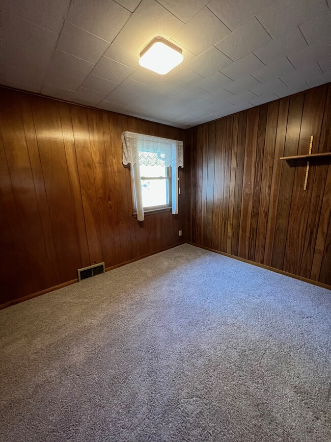 Main floor bedroom with new carpet installed in 2022. - 1060 21st Ave SE