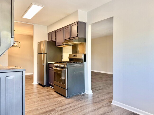 Building Photo - 140 Royal Oak Dr