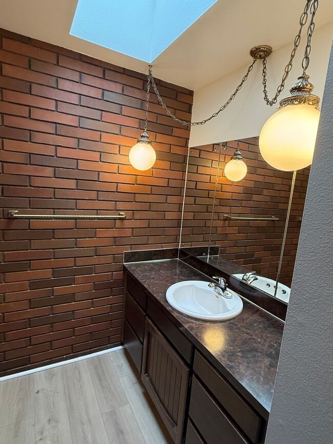 Building Photo - Charming Retro-Style 2 Bedroom Apartment i...