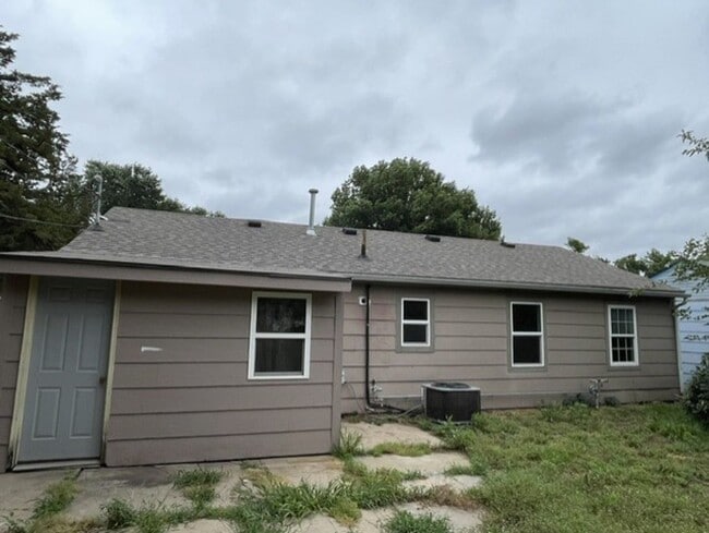 Building Photo - Spacious Rental Home in Derby School District