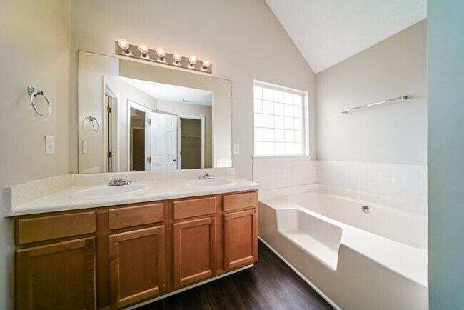 Building Photo - 425 Canoga Ct