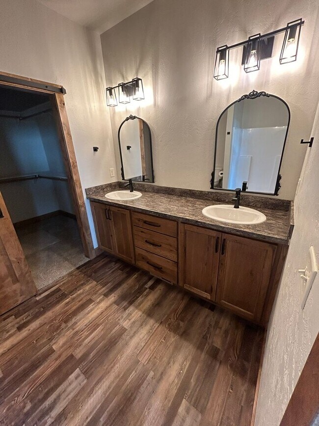 Building Photo - Beautiful Home in Rural Setting