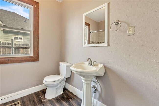 Building Photo - 913 S Hoff Ave