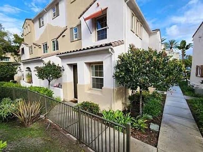 Building Photo - Updated with Pool, 3 Bd 2.5 Ba Chula Vista...