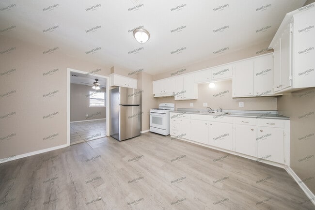 Building Photo - 8801 S Fairview Dr