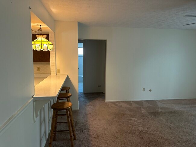 Building Photo - 180 Bombay Ave