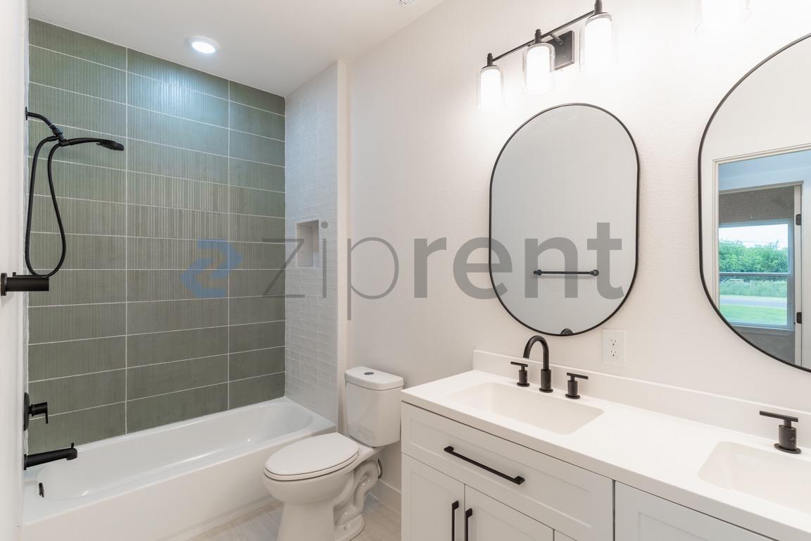 Building Photo - Unit A