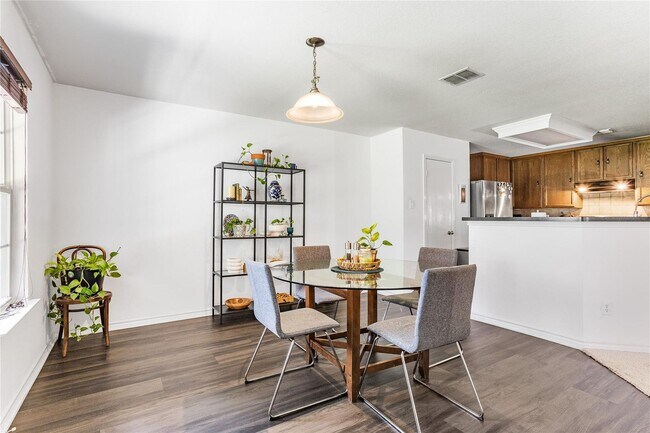 Building Photo - Spacious 3 Bedroom, 2.5 Bath Home Ready fo...
