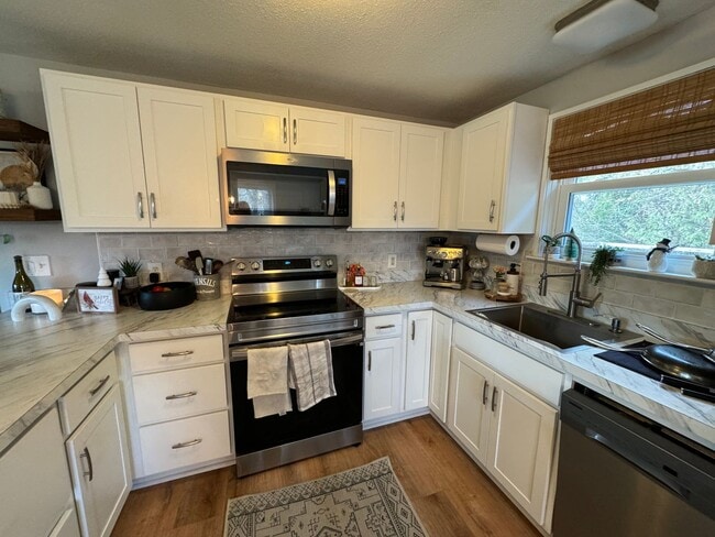 Building Photo - Charming 2 Bed, 1.5 Bath Raised Ranch (CUR...