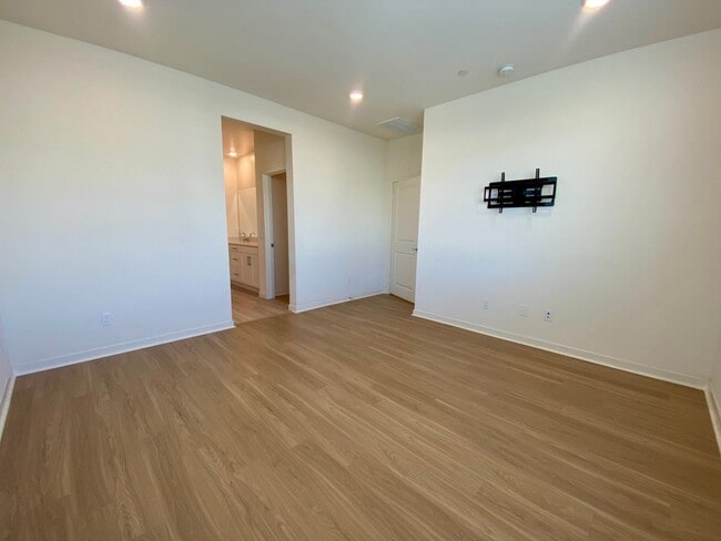 Building Photo - Modern 3-Bed, 3-Bath Home with Garage & Re...