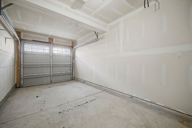 Building Photo - Luxurious 3-bedroom 2.5 bath townhome with Garage in Chesapeake