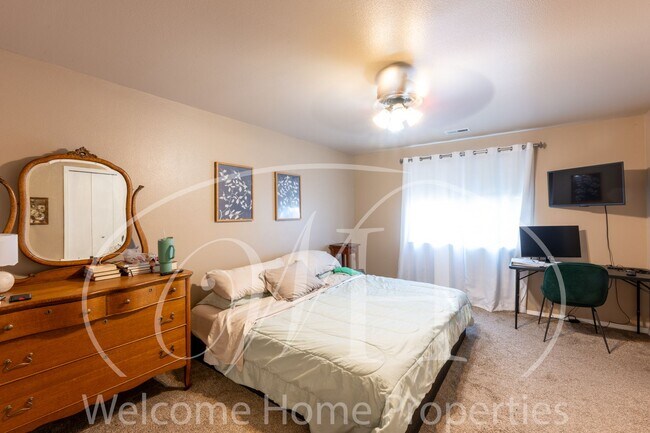 Building Photo - Conveniently Located 3 Bedroom Home with F...