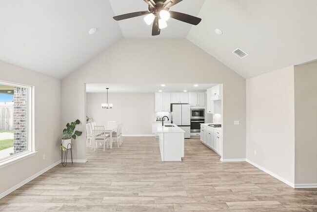 Building Photo - Like new, Move in Ready.