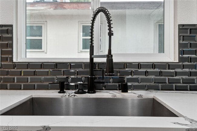 Building Photo - 333 S Tonopah Dr