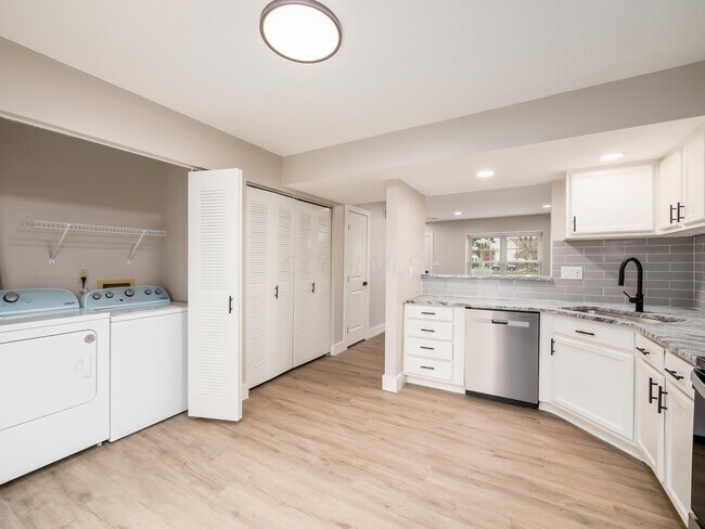 Building Photo - 631 Pebble Pl Dr