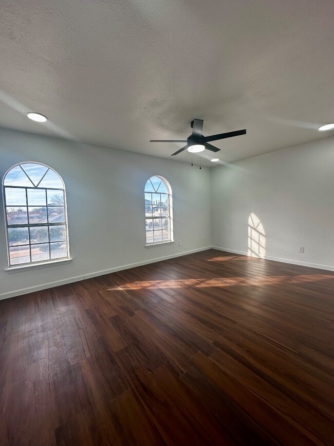 Building Photo - 704 Espolon Dr