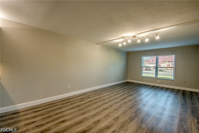 Building Photo - 2526 SE 16th Pl