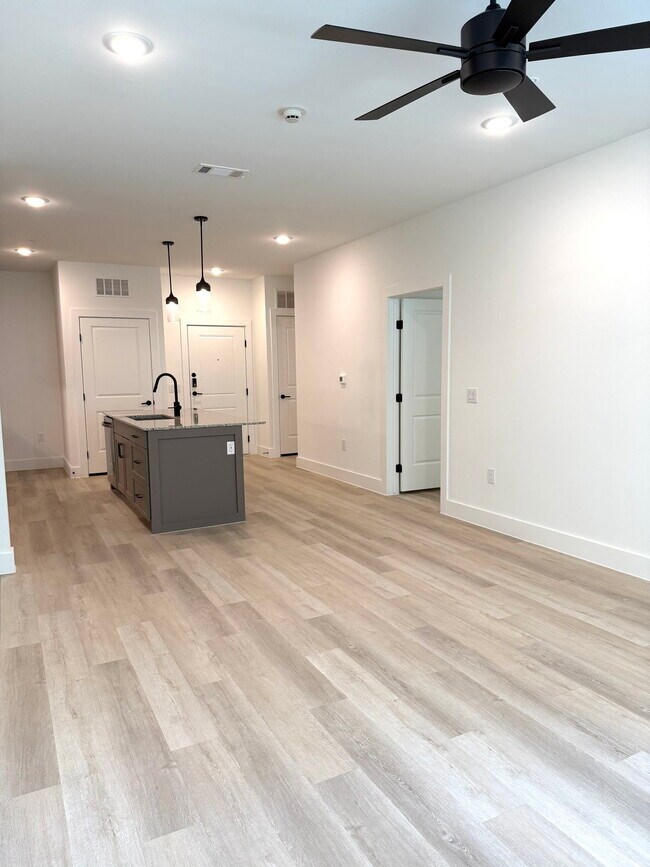 Building Photo - 16601 Braker Ln