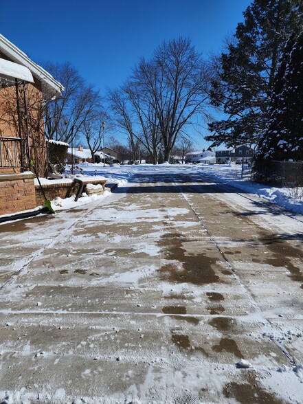 Double wide driveway exiting the garage - 135 Ridge Ct