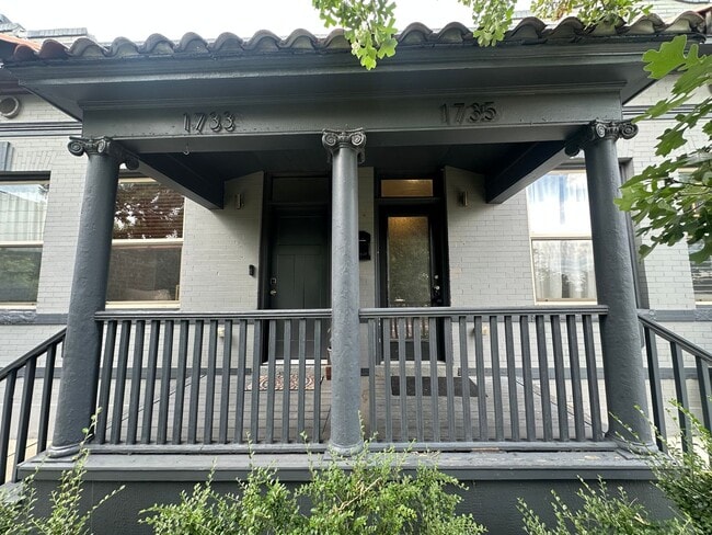 Building Photo - Beautiful Updated Rowhouse/townhome across...