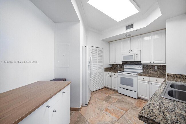Building Photo - 888 Brickell Key Dr
