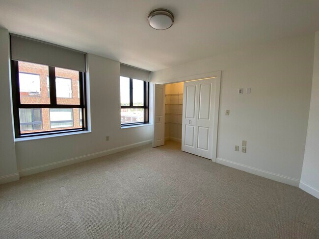 Building Photo - 875 Elm St