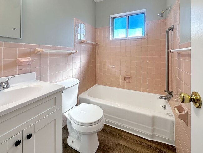 Building Photo - 2836 S Burdick St