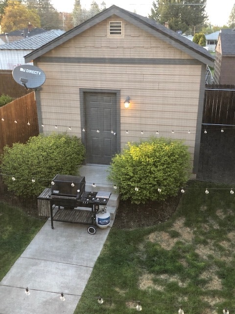 Backyard view of garage. - 1220 W Bismark Ave
