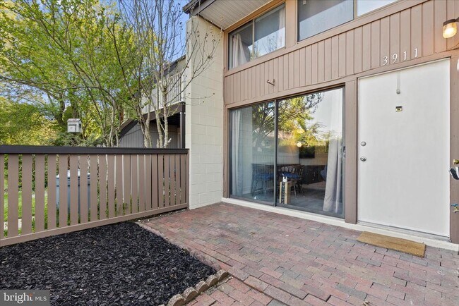 Building Photo - 3911 Woodhue Pl