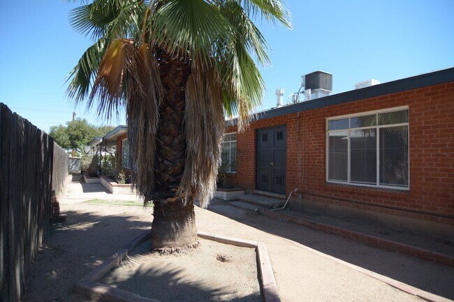 Building Photo - 6 Bedroom 3 Bath Home! Walking distance to University!