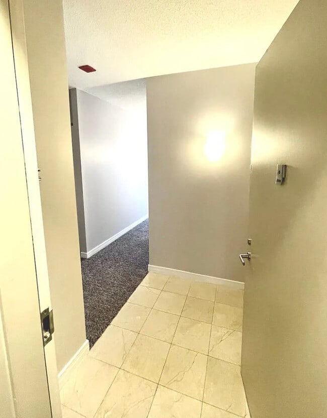 Building Photo - 512 N McClurg Ct