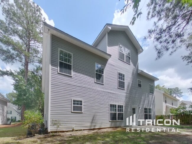 Building Photo - 222 Castlebury Dr