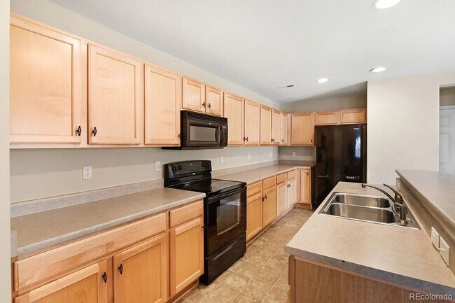 Building Photo - Bright Open-Concept Condo with 1-Car Garage in Prime Commuter Location