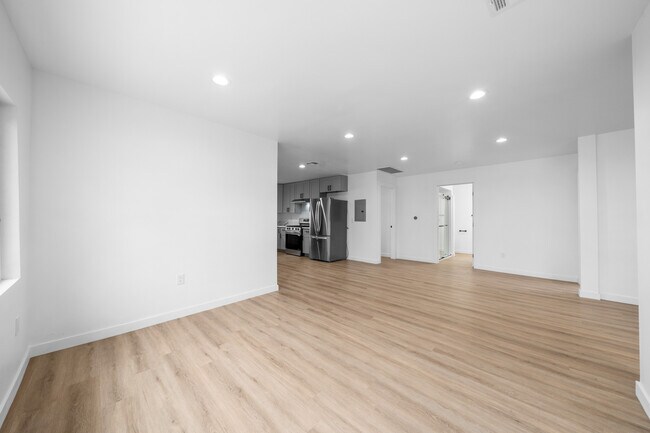 Building Photo - 1537 N Kingsley Dr