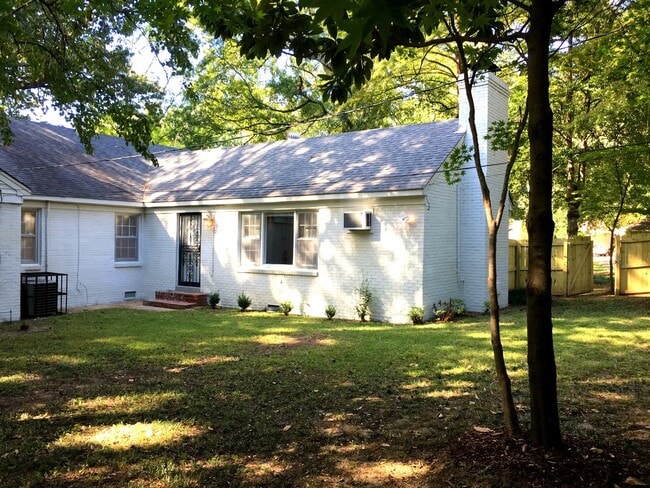 Building Photo - Dont miss out on this spacious East Memphi...