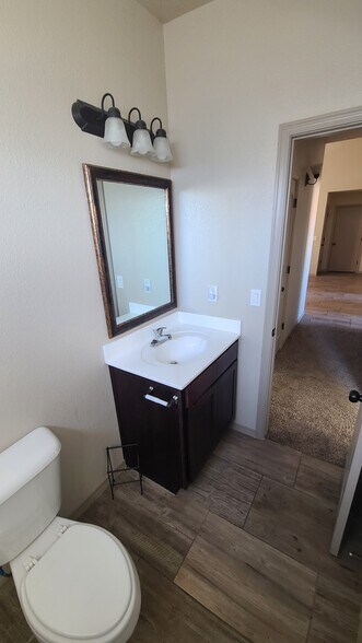 Full Bathroom - 14414 Armando Silva Dr
