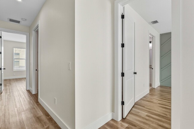 Building Photo - Luxurious 3 Bedroom Condo with Spacious La...