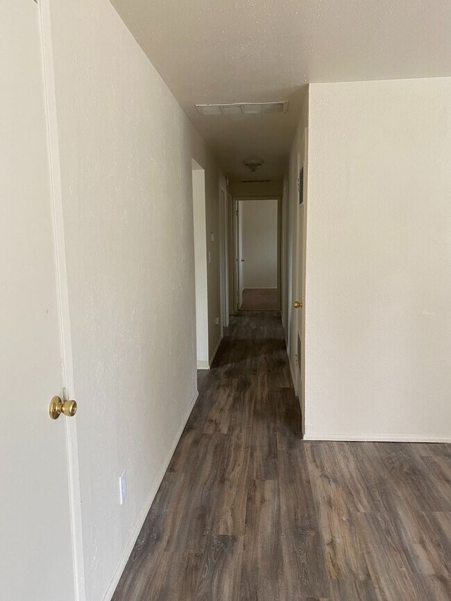 Building Photo - Updated 3 Bedroom 1 Bath home in Tacoma