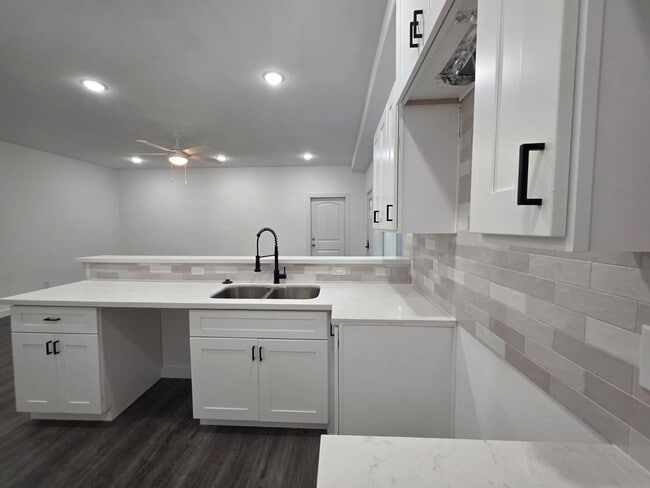 Building Photo - Stunning Duplex with Garage & Modern Finishes